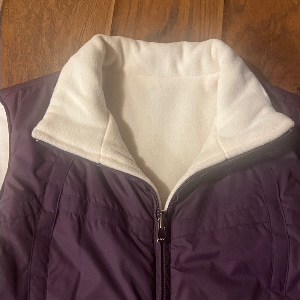 NWOT IZOD Women's Purple and White Puffer Reversible Vest - Picture 2 of 16